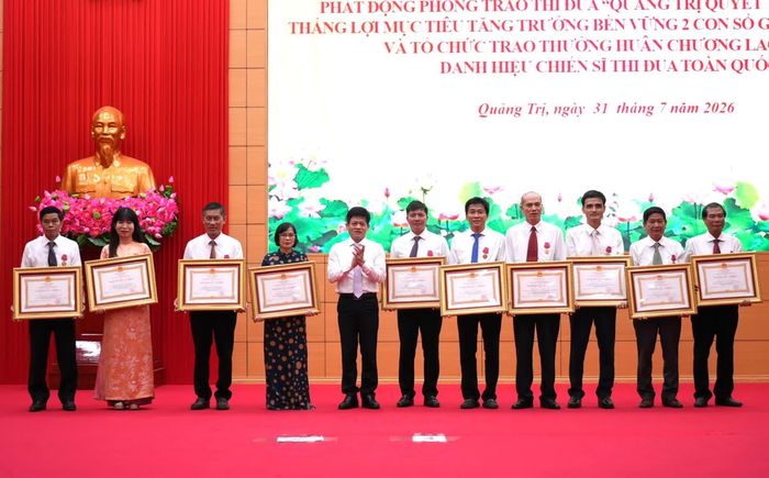 Thừa ủy quyền của Chủ tịch nước, đồng chí Lê Văn Bảo, Phó Chủ tịch UBND tỉnh trao Huân chương Lao động hạng Ba cho các cá nhân - Ảnh: T.Đ