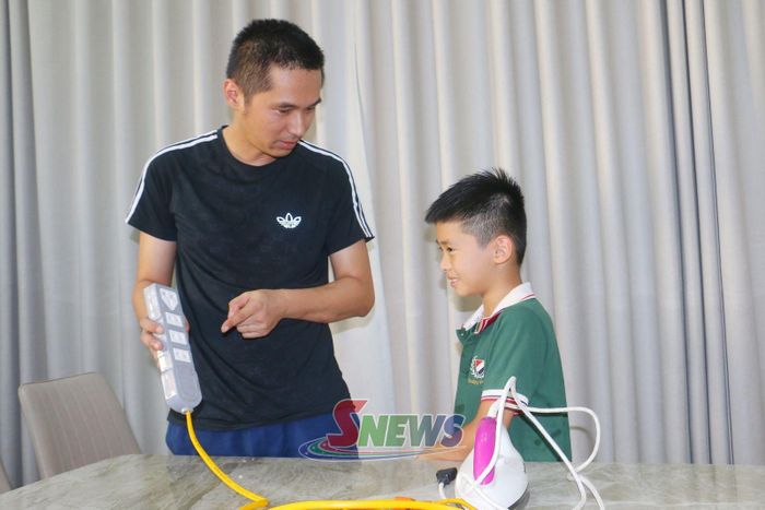 Anh Trịnh Việt Hùng hướng dẫn con sử dụng các thiết bị điện an toàn