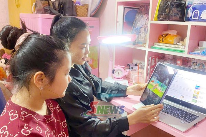 Chị Mai Thị San định hướng cho con sử dụng mạng an toàn.