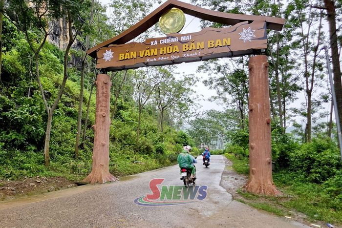 Đường về bản Ban được đổ bê tông kiên cố.