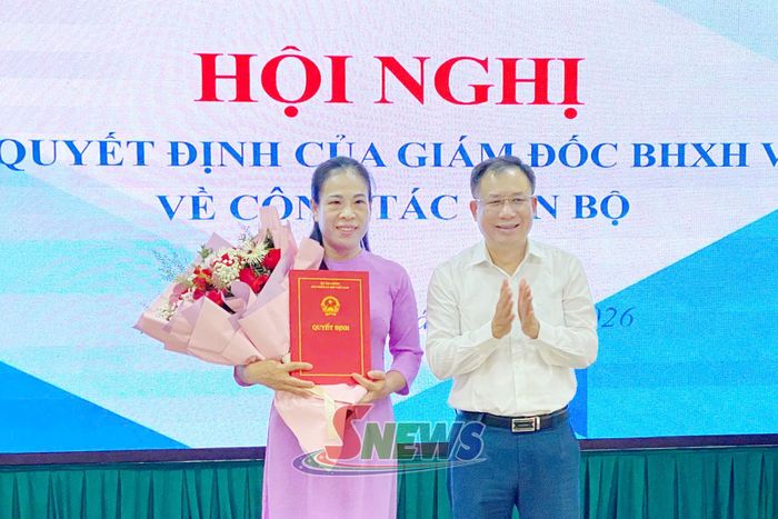 Đồng chí Lê Hùng Sơn trao quyết định nghỉ hưu cho đồng chí Nguyễn Thị Ngọc