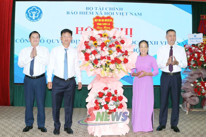 Đồng chí Nguyễn Thành Công tặng hoa chúc mừng BHXH tỉnh Sơn La.
