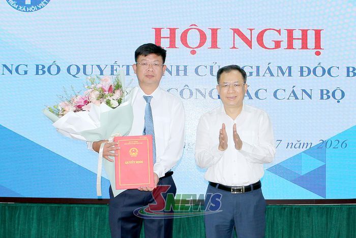 Đồng chí Lê Hùng Sơn trao quyết định cho đồng chí Phùng Quang Tuyên, Giám đốc BHXH tỉnh Sơn La