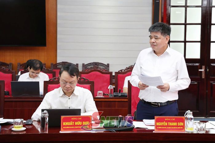Thành viên Đoàn giám sát cho ý kiến tại cuộc làm việc.