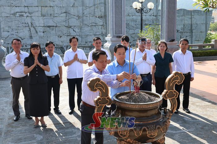 Các đại biểu dâng hương Đền thờ Bác Hồ tại Quảng trường Tây Bắc.