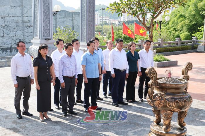 Các đại biểu dâng hương Đền thờ Bác Hồ tại Quảng trường Tây Bắc.