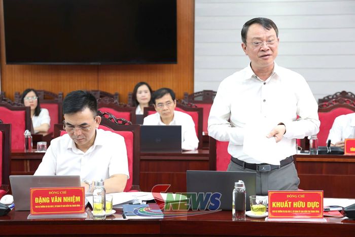 Thành viên Đoàn giám sát cho ý kiến tại cuộc làm việc.