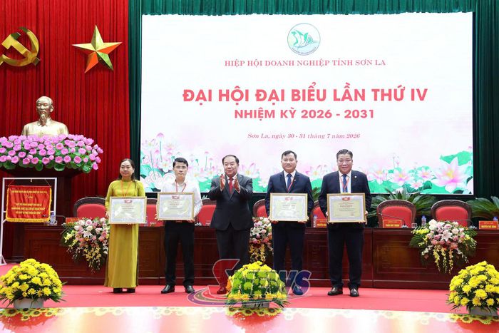 Đồng chí Chá A Của tặng Bằng khen cho các cá nhân.