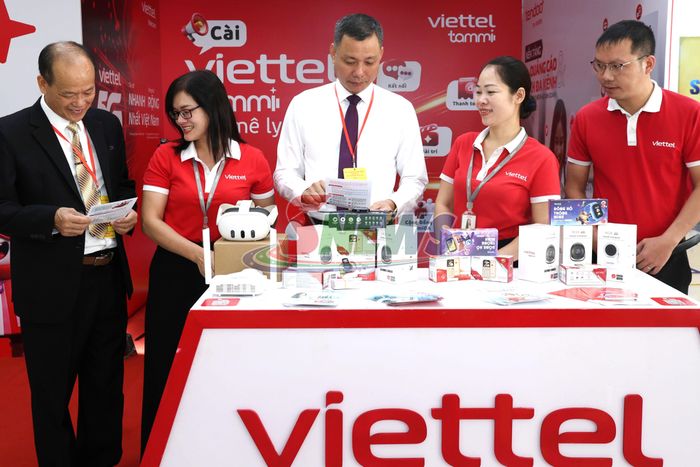 Các đại biểu tham quan gian hàng của Viettel Sơn La.