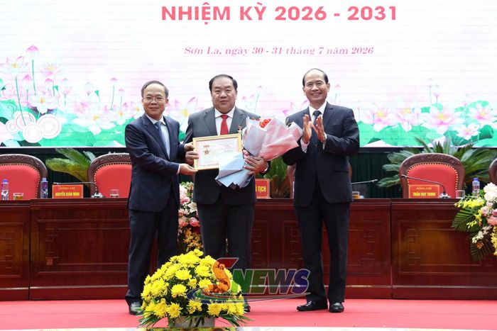 Đồng chí Chá A Của nhận Kỷ niệm chương "Vì sự nghiệp phát triển doanh nghiệp Việt Nam" của Liên đoàn Thương mại và Công nghiệp Việt Nam (VCCI) .