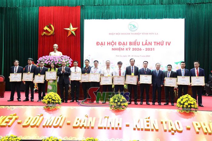 Các tập thể, cá nhân nhận Bằng khen của Liên đoàn Thương mại và Công nghiệp Việt Nam.
