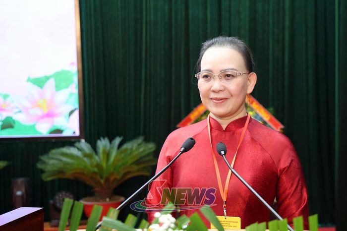 Đồng chí Phó Giám đốc Báo và Phát thanh, truyền hình Sơn La phát biểu tham luận tại Đại hội.