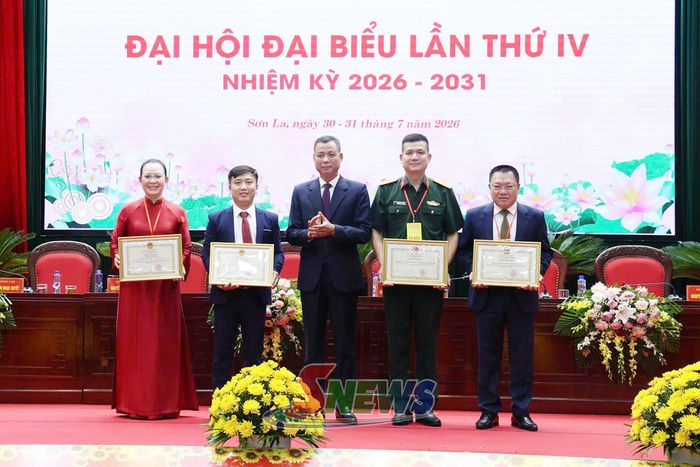 Đồng chí Phó Chủ tịch UBND tỉnh tặng Bằng khen của UBND tỉnh cho các tập thể, cá nhân.