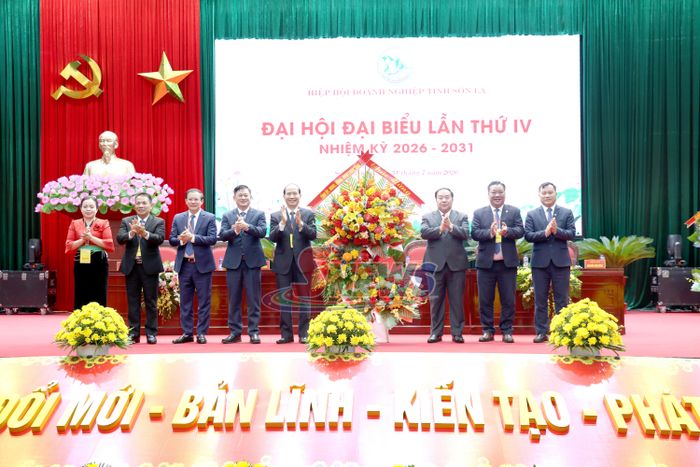 Đồng chí Phó Bí thư Tỉnh ủy, Chủ tịch Ủy ban MTTQ Việt Nam tỉnh, tặng hoa chúc mừng Đại hội.
