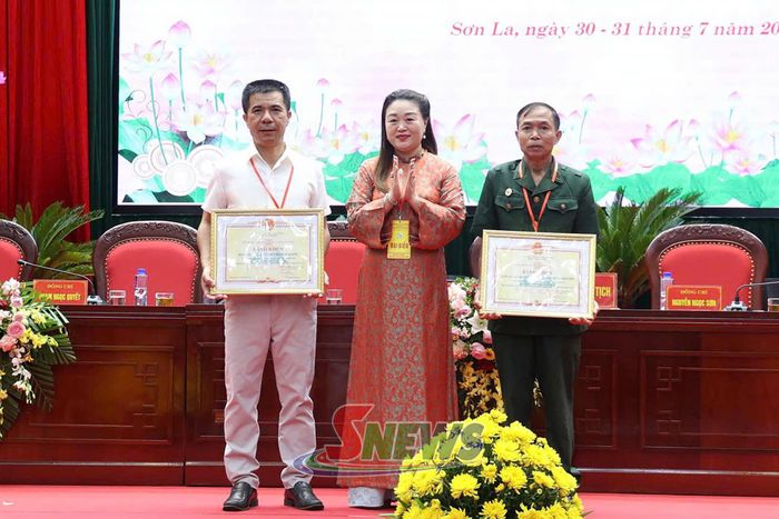 Bà Nguyễn Thị Thu Thủy, Phó Chủ tịch Thường trực Hiệp hội Phát triển hàng tiêu dùng Việt Nam tặng Bằng khen cho 2 hợp tác xã.