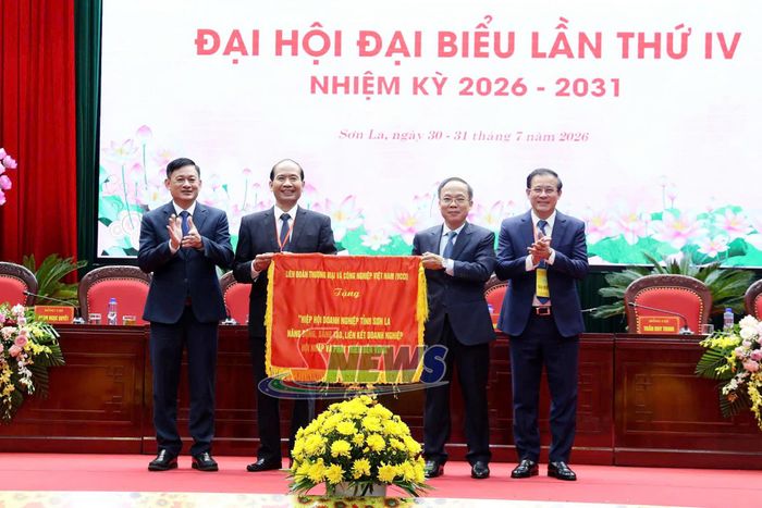 Liên đoàn Thương mại và Công nghiệp Việt Nam (VCCI) tặng Bức trướng cho Hiệp hội Doanh nghiệp tỉnh Sơn La.