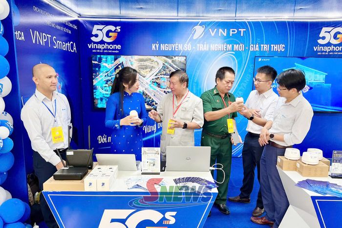 Đại biểu tham quan gian hàng của VNPT Sơn La.