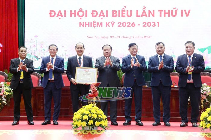 Đồng chí Chá A Của tặng Bằng khen của Ủy ban MTTQ Việt Nam tỉnh cho Hiệp hội Doanh nghiệp tỉnh.