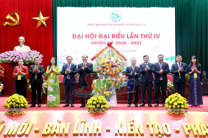 Đồng chí Phó Chủ tịch Liên đoàn Thương mại và Công nghiệp Việt Nam tặng hoa chúc mừng Đại hội.