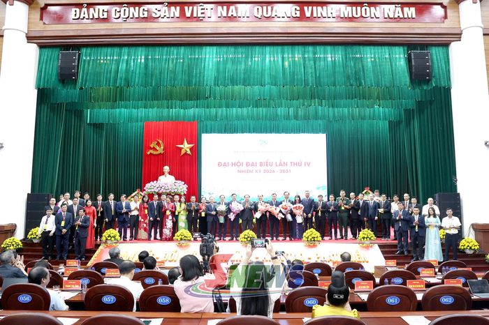Các đồng chí lãnh đạo tỉnh tặng hoa chúc mừng Ban Chấp hành Hiệp hội Doanh nghiệp tỉnh Sơn La khóa IV, nhiệm kỳ 2026 - 2031.