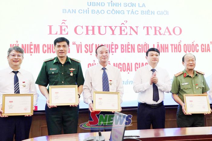 Đồng chí Đặng Ngọc Hậu, Phó Chủ tịch UBND tỉnh, Trưởng Ban Chỉ đạo công tác biên giới tỉnh chuyển trao Kỷ niệm chương cho các cá nhân.