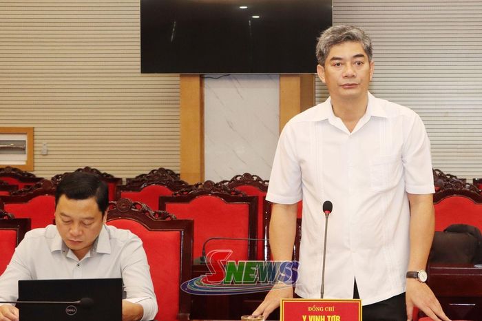 Đồng chí Y Vinh Tơr, Thứ trưởng Bộ Dân tộc và Tôn giáo phát biểu tại Hội nghị.