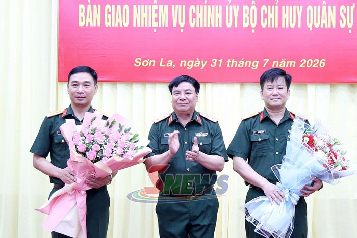 Lãnh đạo Quân khu 2 tặng hoa chúc mừng Đại tá Sa Minh Nghĩa và Đại tá Đậu Thanh Quang.