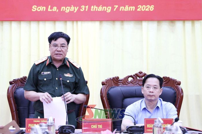 Trung tướng Phạm Đức Duyên, Bí thư Đảng ủy, Chính ủy Quân khu 2 phát biểu tại hội nghị.