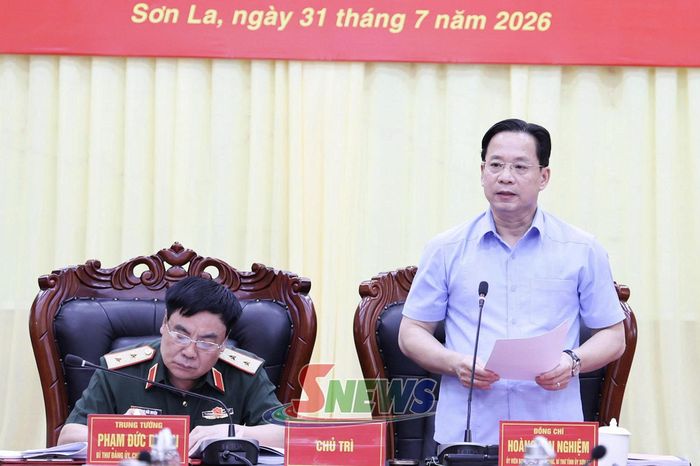 Đồng chí Hoàng Văn Nghiệm, Ủy viên Ban Chấp hành Trung ương Đảng, Bí thư Tỉnh ủy, Trưởng đoàn ĐBQH tỉnh, Bí thư Đảng ủy Quân sự tỉnh phát biểu tại hội nghị.