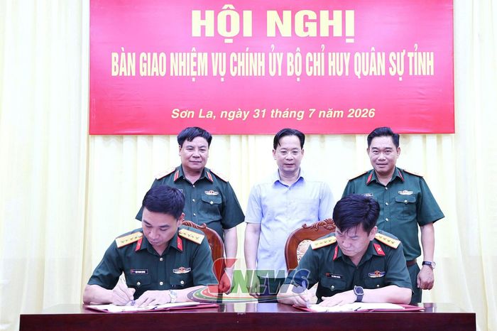 Lãnh đạo tỉnh Sơn La và lãnh đạo Quân khu 2 chứng kiến ký kết biên bản bàn giao.