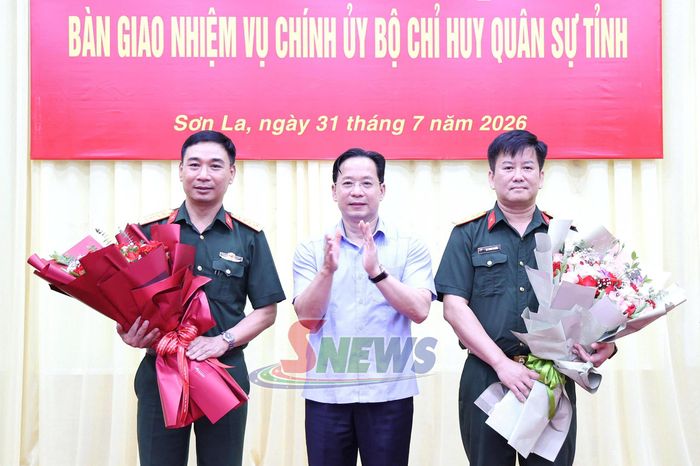 Đồng chí Bí thư Tỉnh ủy Sơn La tặng hoa chúc mừng Đại tá Sa Minh Nghĩa và Đại tá Đậu Thanh Quang. 