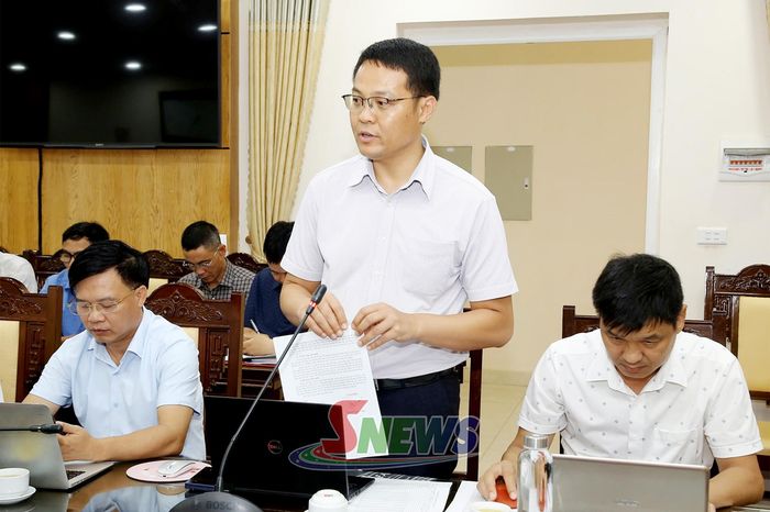 Lãnh đạo Ban Quản lý dự án đầu tư xây dựng các công trình giao thông báo cáo tại cuộc làm việc.