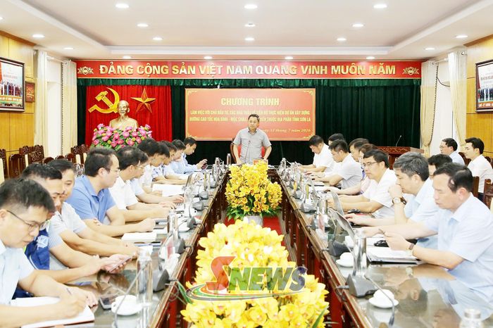 Đồng chí Chủ tịch UBND làm việc với chủ đầu tư, các nhà thầu về tiến độ dự án xây dựng đường cao tốc Hòa Bình - Mộc Châu, đoạn tuyến thuộc địa phận tỉnh Sơn La.
