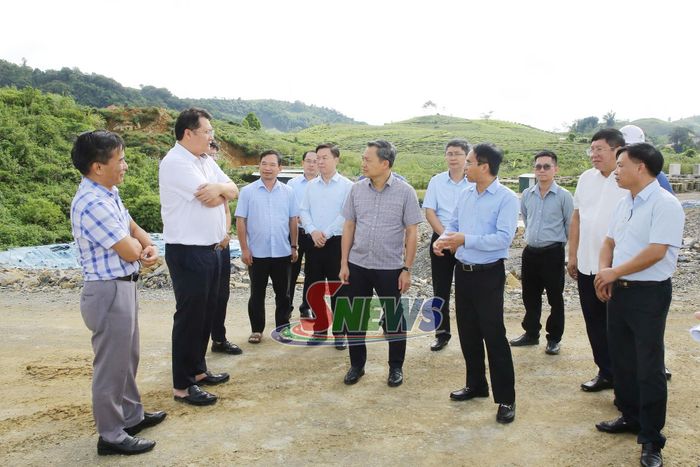 Đồng chí Chủ tịch UBND tỉnh và đoàn công tác kiểm tra thực địa dự án đường cao tốc Hòa Bình - Mộc Châu, tại địa bàn phường Vân Sơn.