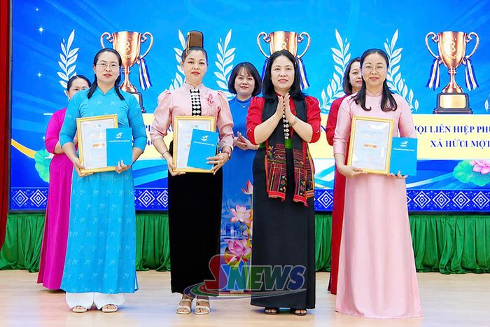 Ban tổ chức trao giải ba cho các tập thể.