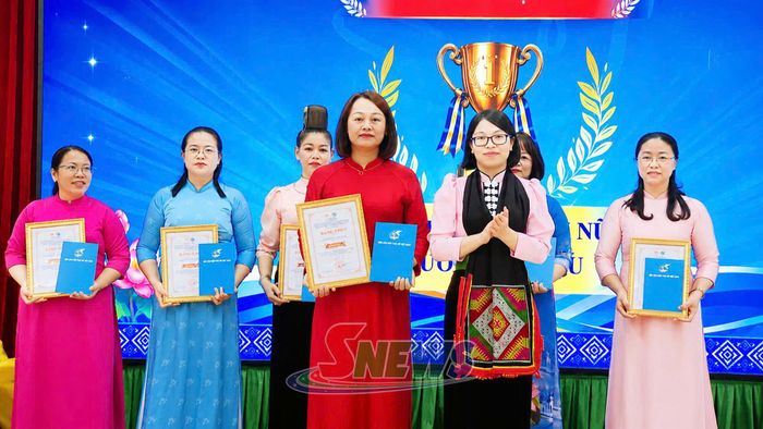 Ban tổ chức trao giải nhất tập thể cho Hội LHPN phường Tô Hiệu