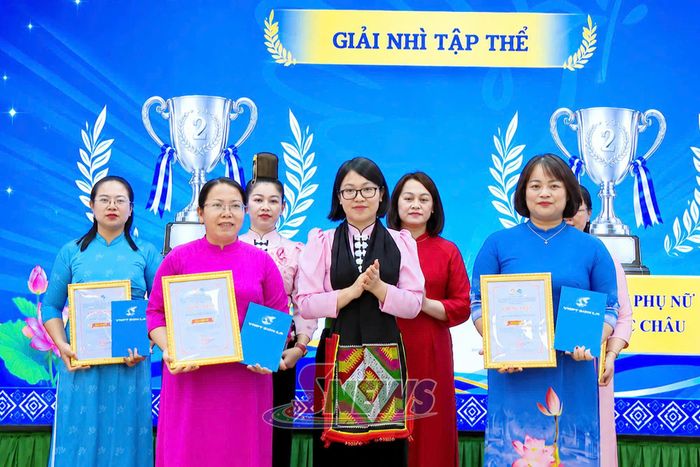 Ban tổ chức trao giải nhì cho các tập thể.