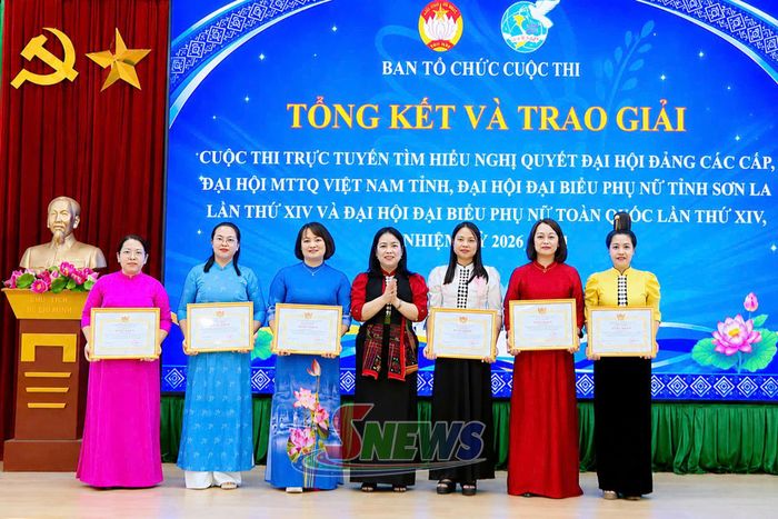 Lãnh đạo Hội LHPN tỉnh trao Bằng khen cho các tập thể và cá nhân có thành tích tiêu biểu trong triển khai và hưởng ứng cuộc thi.