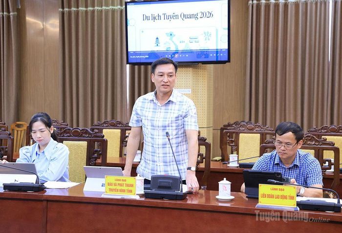 Lãnh đạo Báo và phát thanh, truyền hình Tuyên Quang phát biểu tại cuộc họp.