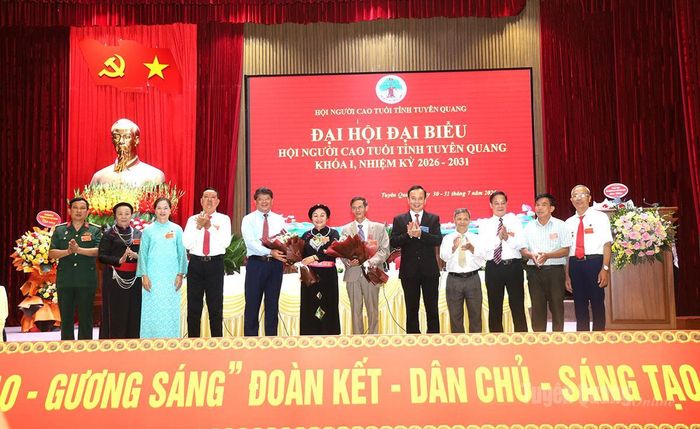 Các đồng chí lãnh đạo tỉnh và Trung ương Hội Người cao tuổi Việt Nam tặng hoa chúc mừng Đoàn đại biểu Hội Người cao tuổi tỉnh đi dự đại hội cấp trên.