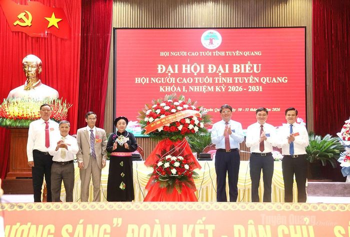 Đồng chí Hà Trung Kiên, Ủy viên Ban Thường vụ Tỉnh ủy, Phó Chủ tịch Thường trực Ủy ban MTTQ Việt Nam tỉnh Tuyên Quang và Phó Chủ tịch UBND tỉnh Đỗ Anh Tuấn tặng lẵng hoa của Tỉnh ủy, HĐND, UBND, Ủy ban MTTQ tỉnh chúc mừng Đại hội.