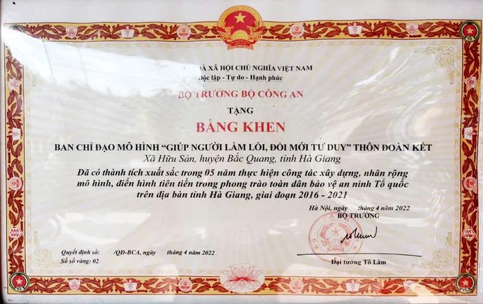 Tấm Bằng khen của Bộ trưởng Bộ Công an trao tặng cho mô hình “Giúp người lầm lỗi, đổi mới tư duy” thôn Đoàn Kết chính là bản tuyên ngôn giá trị cho sự phục thiện và nghệ thuật “dân vận khéo” của lực lượng Công an cơ sở.