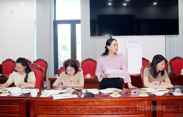 Lãnh đạo Báo và phát thanh, truyền hình tỉnh, thành viên Đoàn giám sát thảo luận tại cuộc họp.