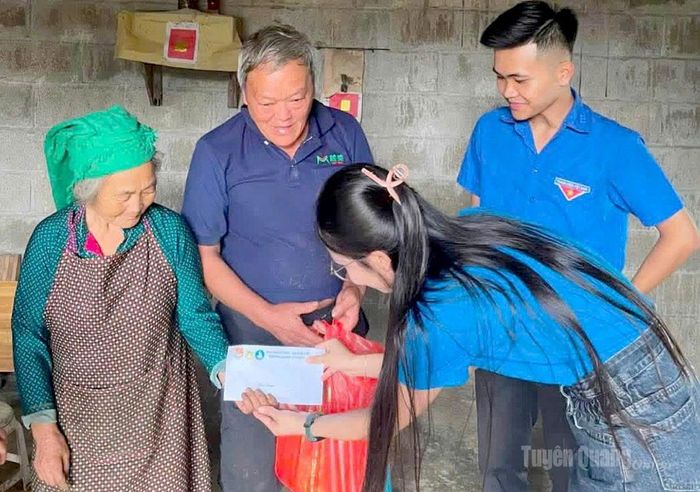 Sinh viên Trường ĐHTT tích cực tham gia các hoạt động tình nguyện vì cộng đồng, góp phần đưa phong trào "Dân vận khéo" vào cuộc sống bằng những việc làm thiết thực.