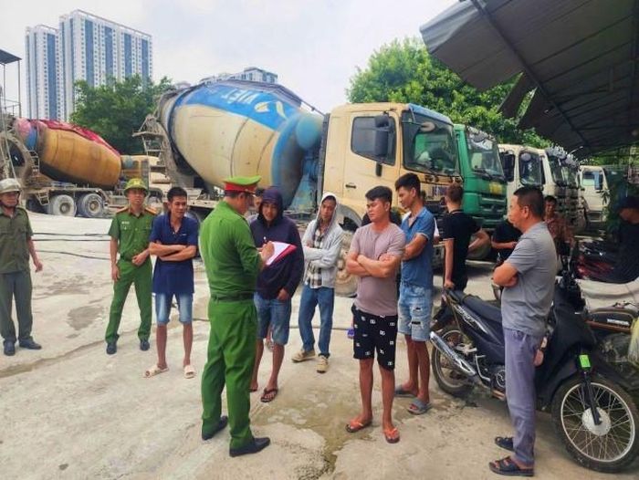 Công an Hà Nội tăng cường kiểm tra cư trú và phòng chống ma túy tại các lán trại công nhân. Ảnh PV