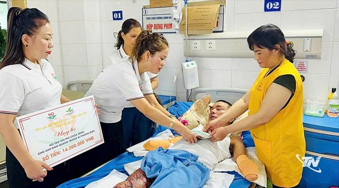 Đại diện Câu lạc bộ Nhân Ái 11/11 trao quà hỗ trợ bệnh nhân có hoàn cảnh khó khăn.