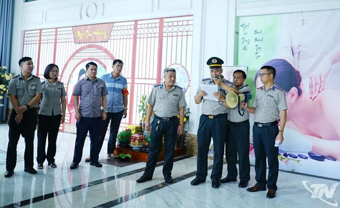 Chấp hành viên đọc Quyết định cưỡng chế thi hành án.