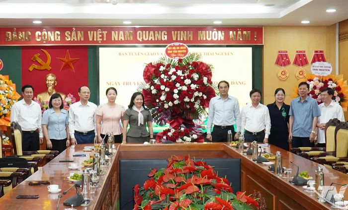 Các đồng chí lãnh đạo tỉnh tặng hoa chúc mừng Ban Tuyên giáo và Dân vận Tỉnh ủy.