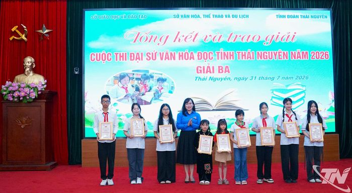 Đại diện Ban tổ chức cuộc thi trao giải cho các thí sinh đạt giải Ba.