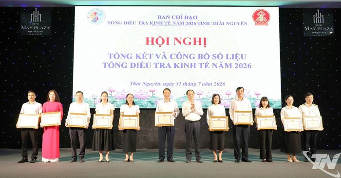 Đồng chí Phó Chủ tịch Thường trực UBND tỉnh trao Bằng khen của Bộ Tài chính cho 3 tập thể và 8 cá nhân.